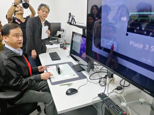 HP 관계자가 HP 스프라우트 PC를 활용해 산업 현장에서의 교육 방법을 선보이고 있다. 이 제품으로 3D 스캐닝도 수월하게 할 수 있다. <강해령 기자>